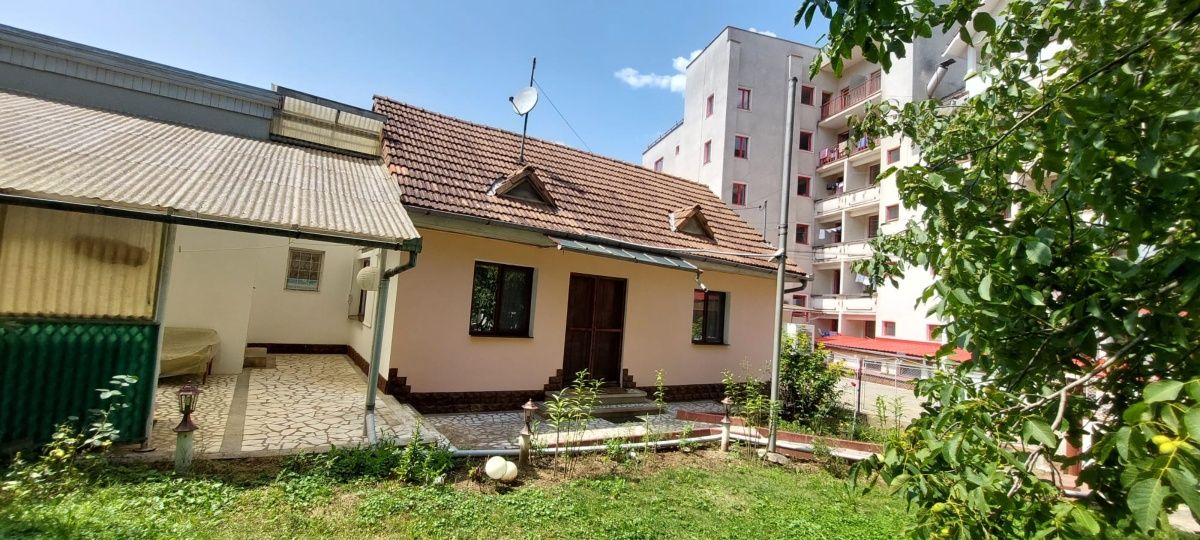 Casă,curte, terasă, toate utilitățile