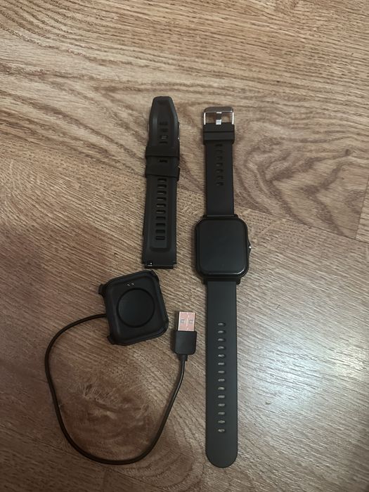 Smartwatch cu curea siliconică + încărcător + curea rezervă