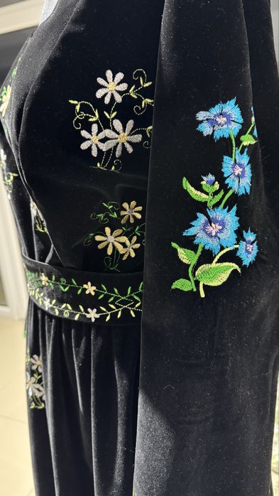 Unicat! Rochie artizanala brodata cu fir de matase pe catifea