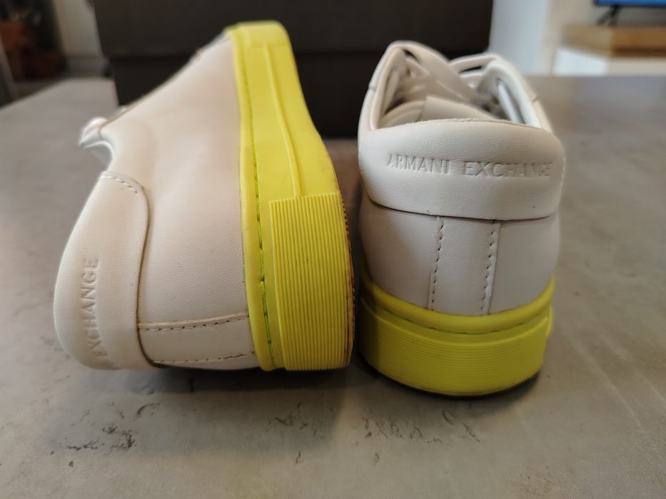 Бели сникърси Armani Exchange
