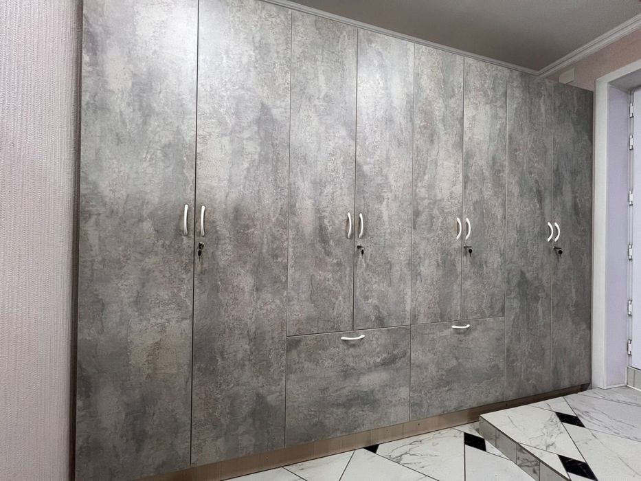 Продам большой шкаф