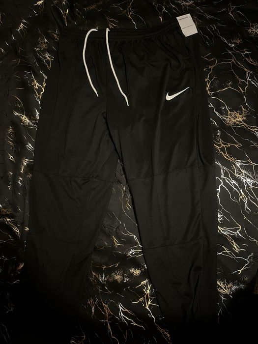 Pantaloni Nike noi cu eticheta, marimea XL