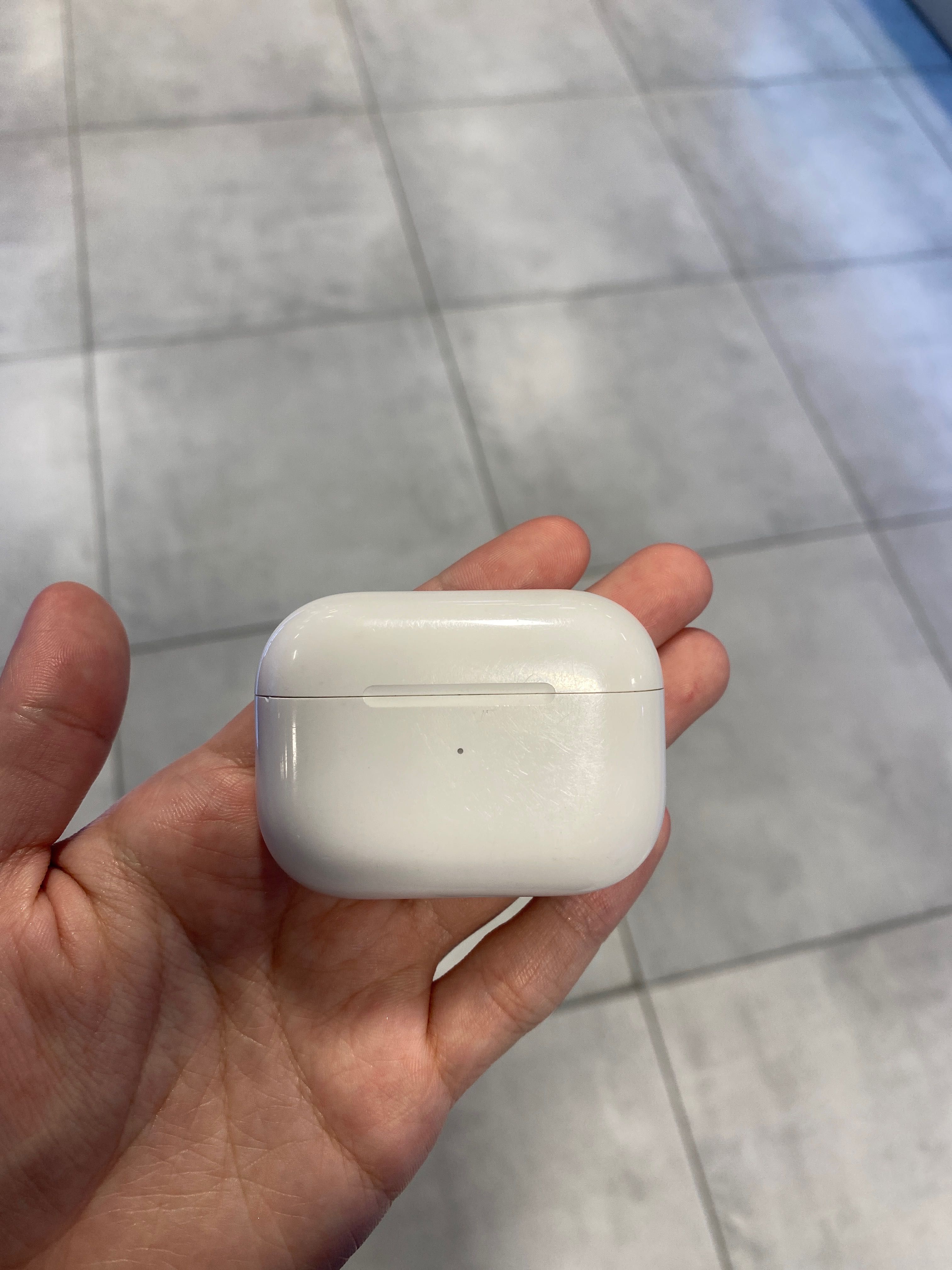 срочно продам airpods pro оригинал кейс с левым наушником