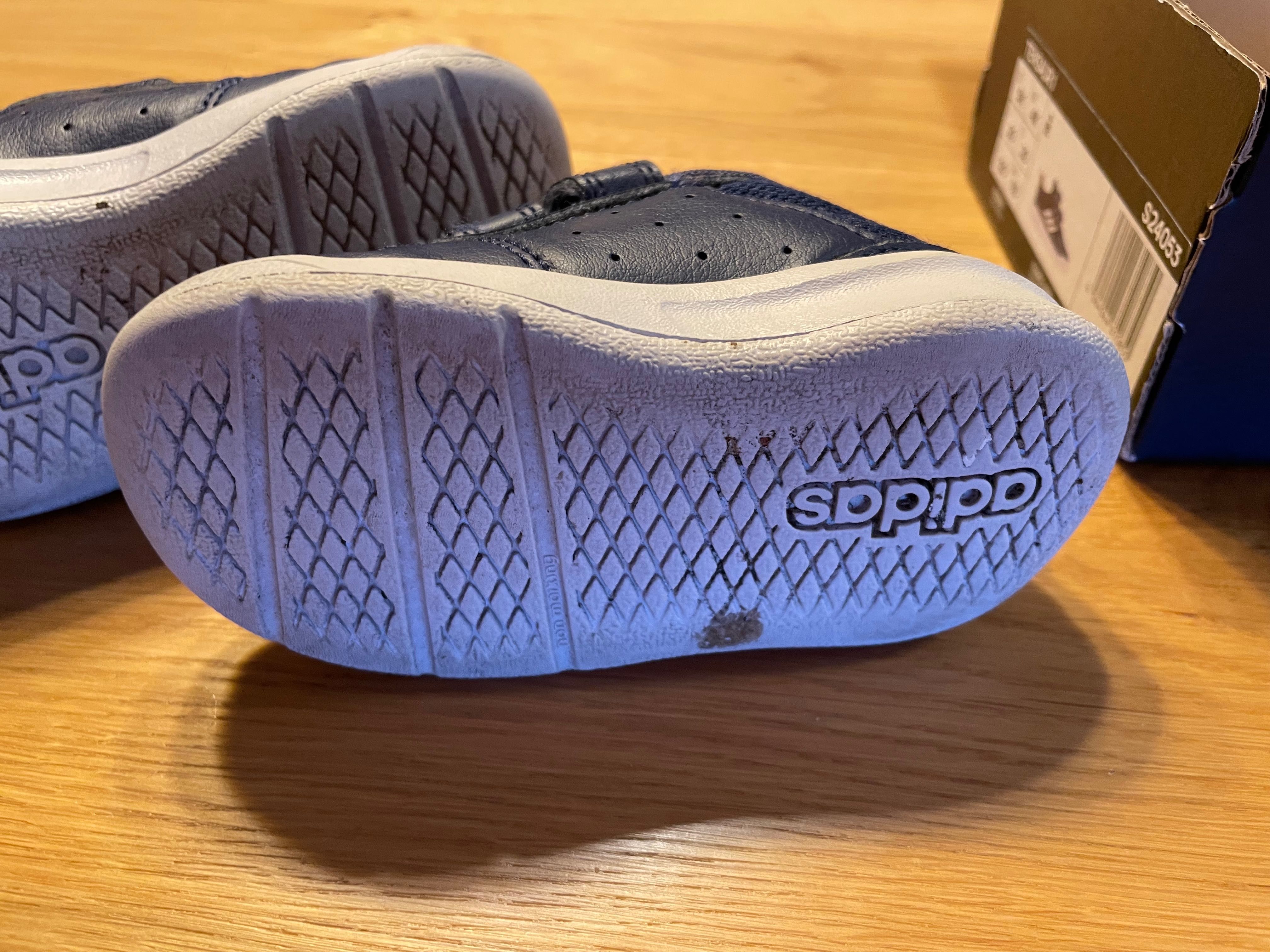 Оригинални маратонки adidas за бебе