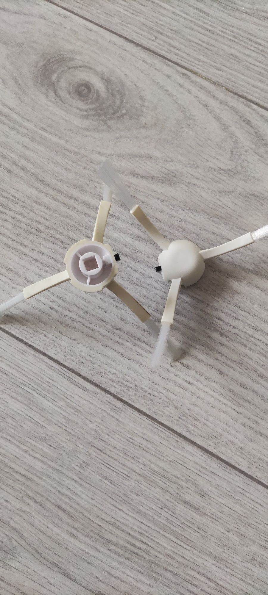 Продам боковые щетки Roborock