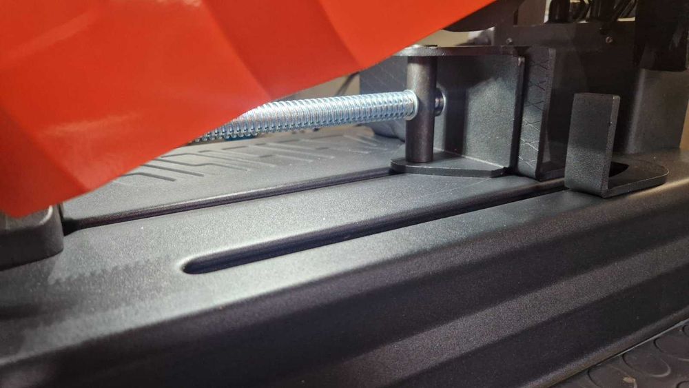 Настолен циркуляр за рязане на метал