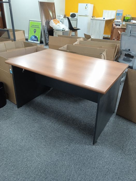 Стол для сотрудников