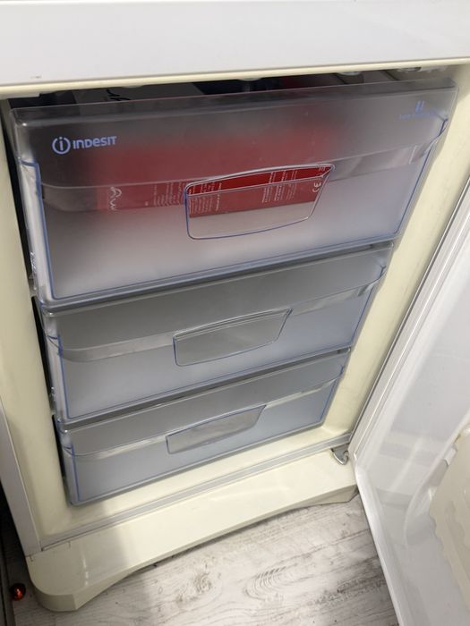 Frigider Indesit A+ – Nou, nefolosit, perfect pentru orice bucătărie!