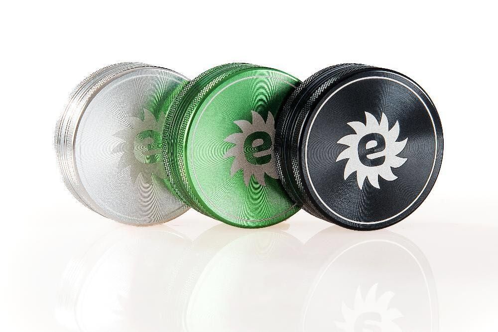 Grinder tutun/ierburi NOU, SIGILAT, 2 piese, argintiu, diametru 6.1 cm