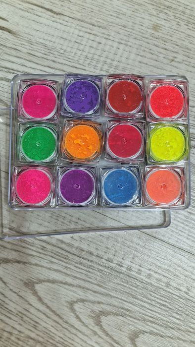 Se vând produse de unghii