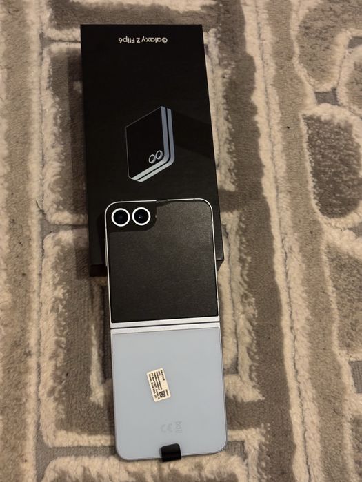 Galaxy Z Flip6  отворен е само за снимка