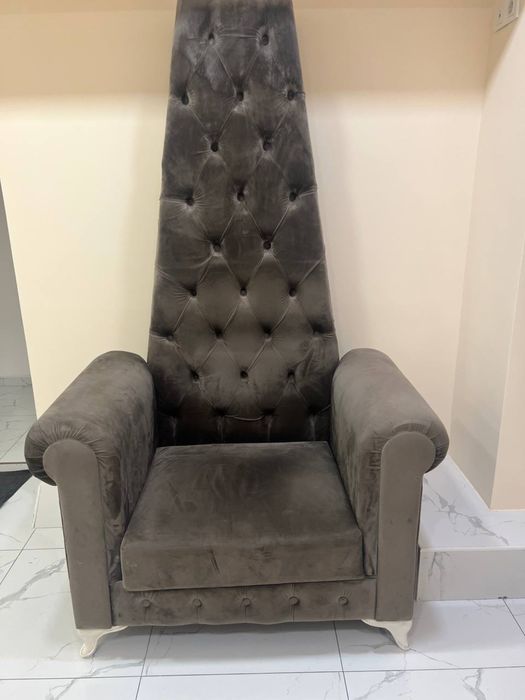 Зеркало и диван