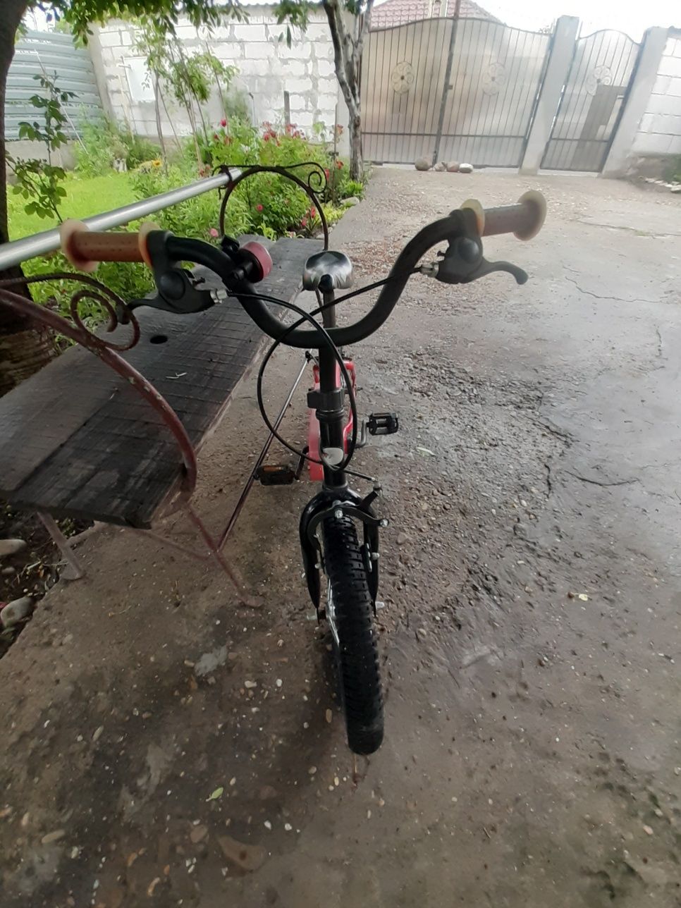 Bicicleta baeti 4/8 ani in stare bună cu roti pe 16
