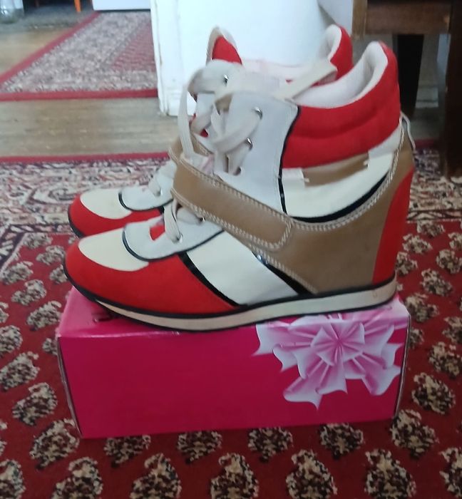 Дамски обувки с платформа. Номер 39,но отговарят на 38.