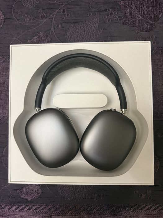 AirPods Max черного цвета