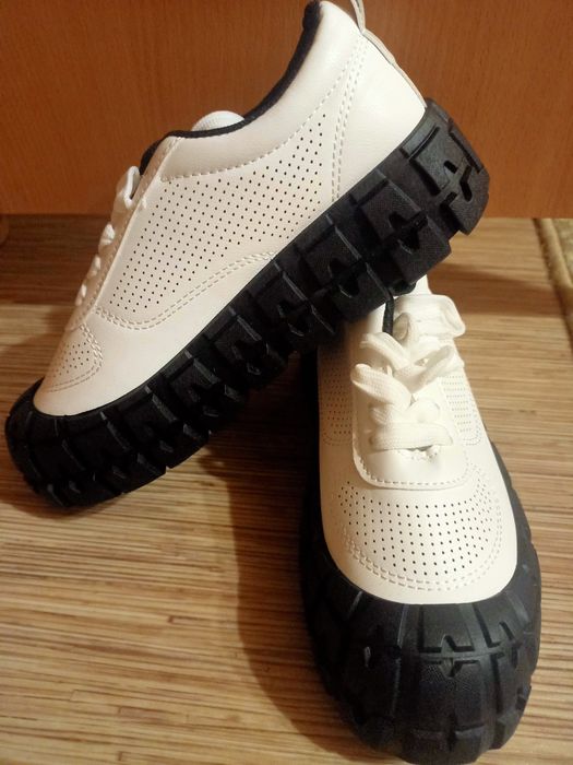 Продам обувь кроссовки