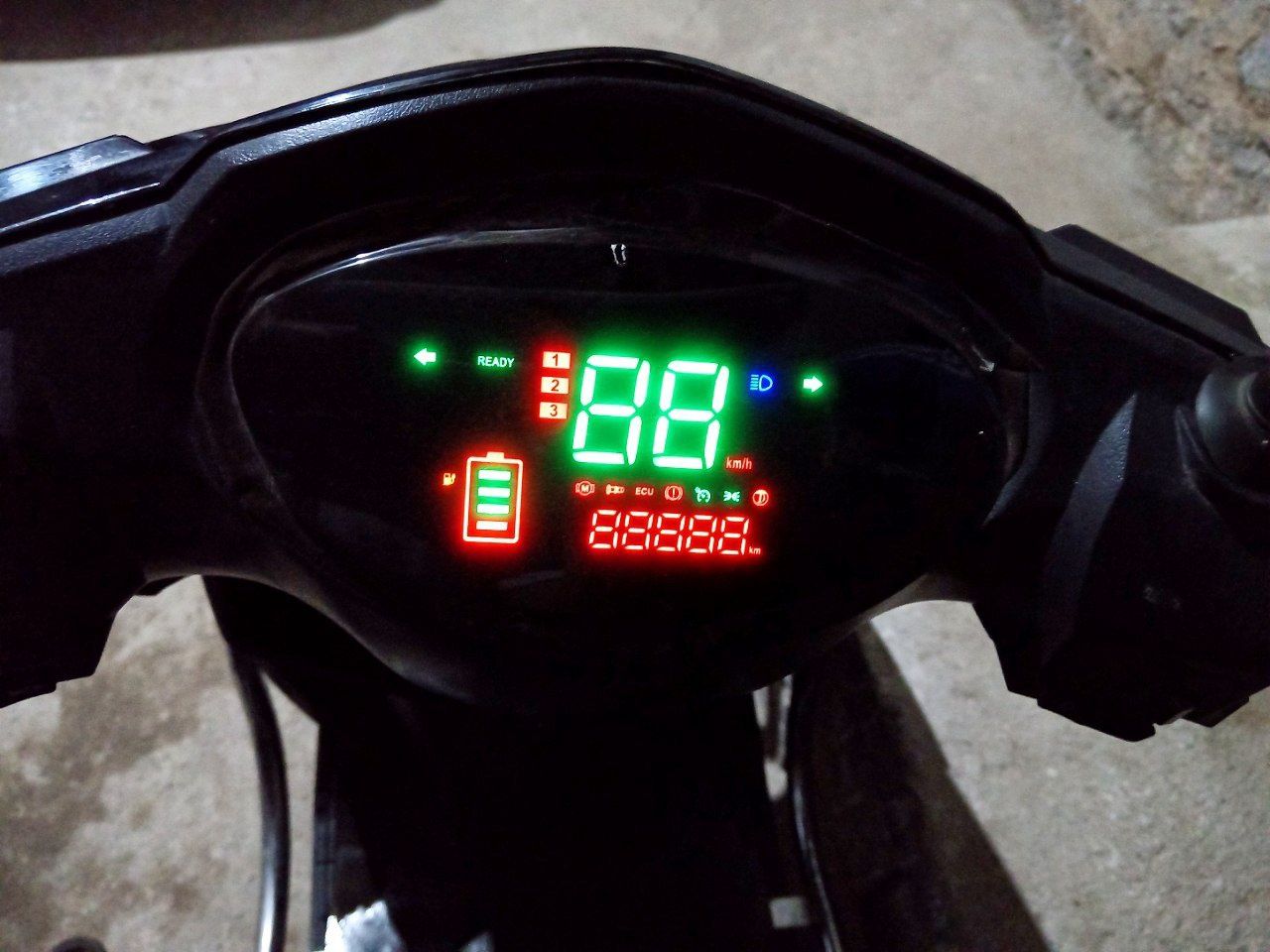 Skuter Elektronni.Shlemi bilan