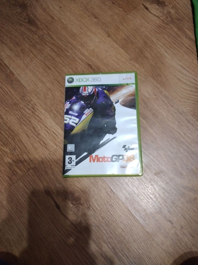Vând/schimb Xbox 360 250gb  cu 5 jocuri și un controller