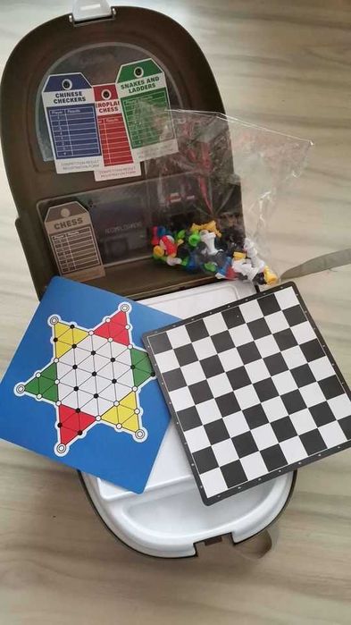 различни ранички с играчки