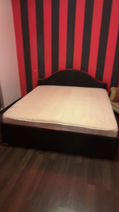 Vand pat dormitor 200x 180 in stare foarte buna