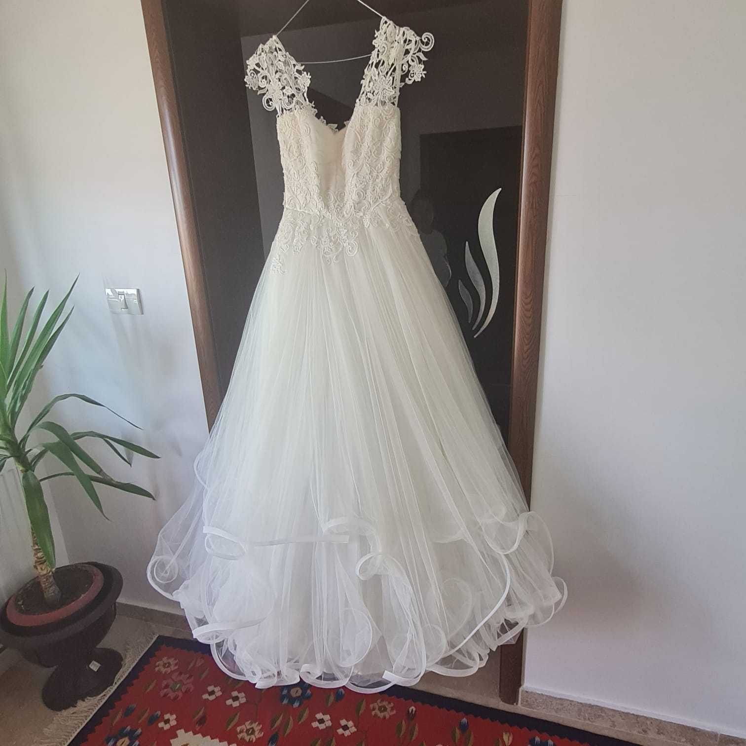 Rochie de mireasă, colecția Natalia Vasiliev, cu crinolină si voal