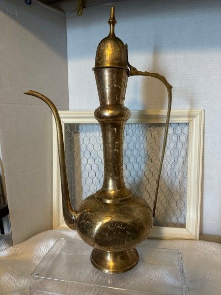 Superba carafa ,aftaba din bronz gravata
