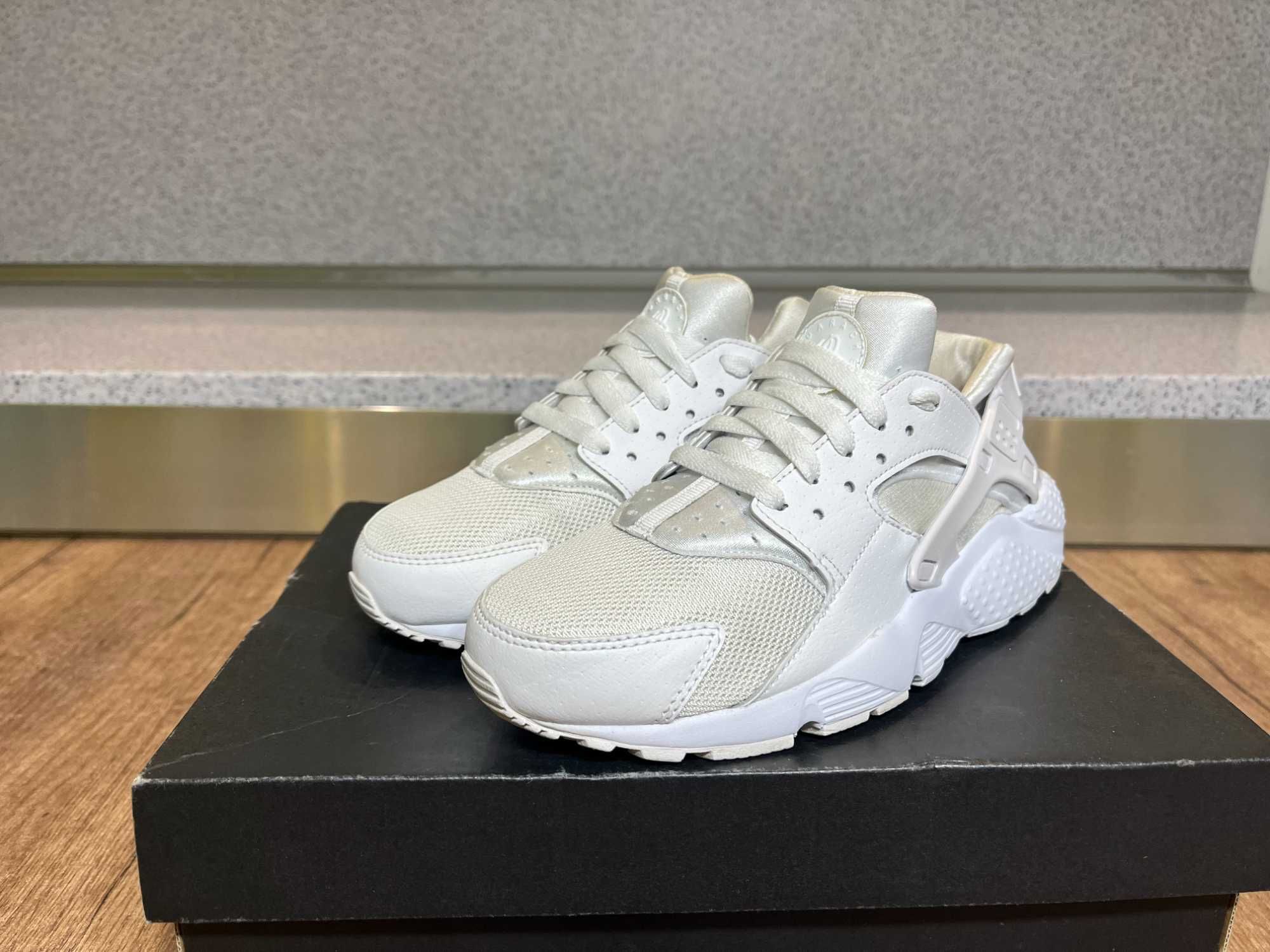 ОРИГИНАЛНИ *** Nike Air Huarache Run / Triple White