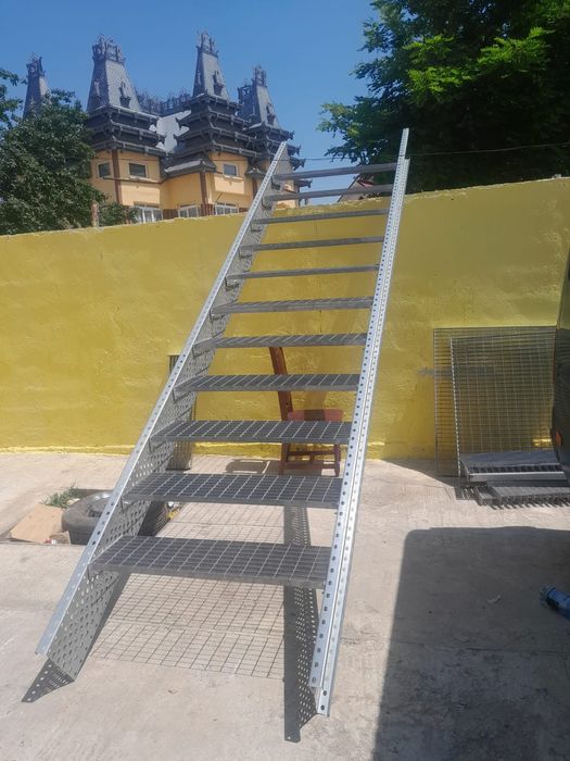 Scara metalica zincata din grătar exterior