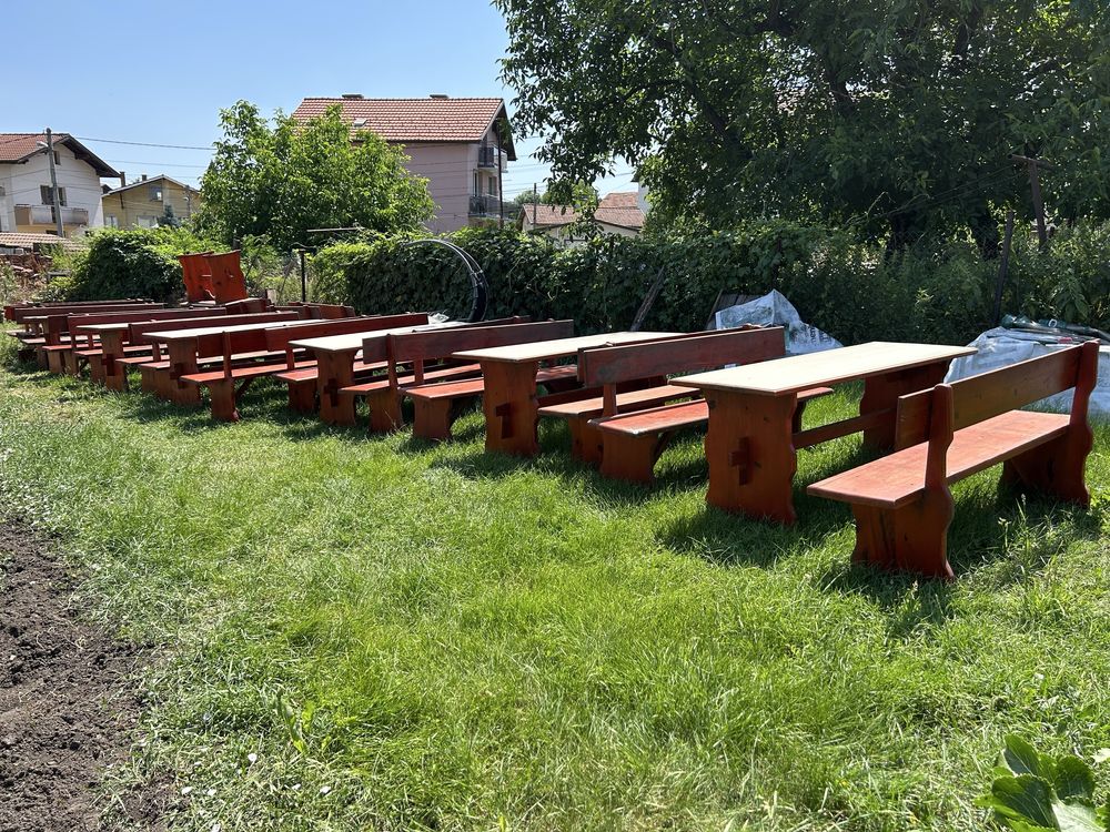 Дървени маси с пейки