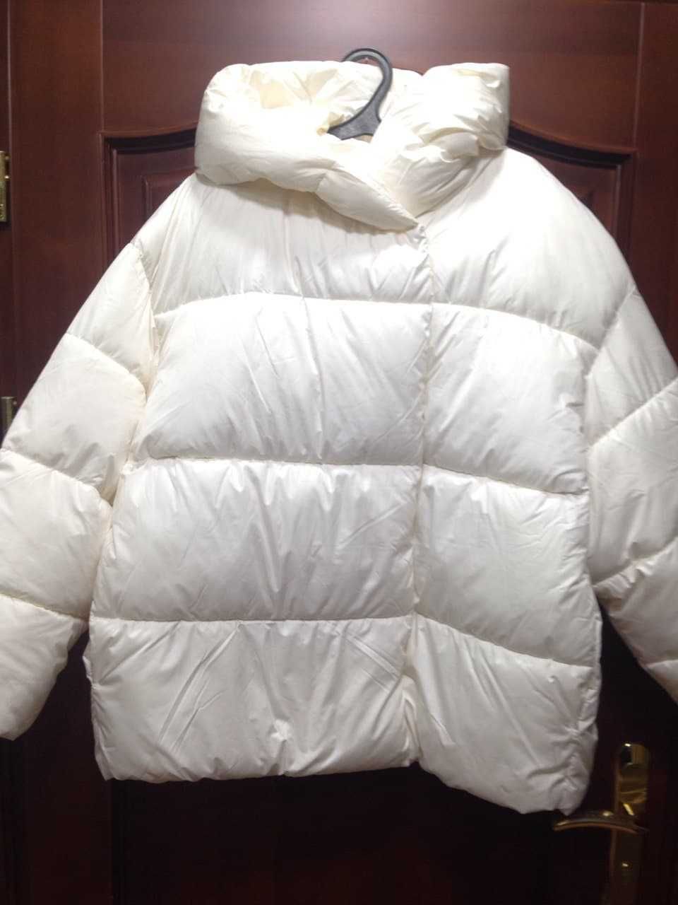Куртка женская  Белого цвета с капюшоном размер XL
