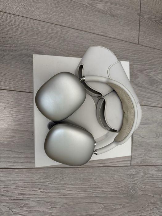 Продаю AirPods Max
