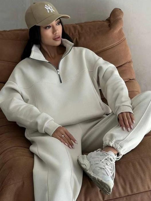 Женский спортивный костюм