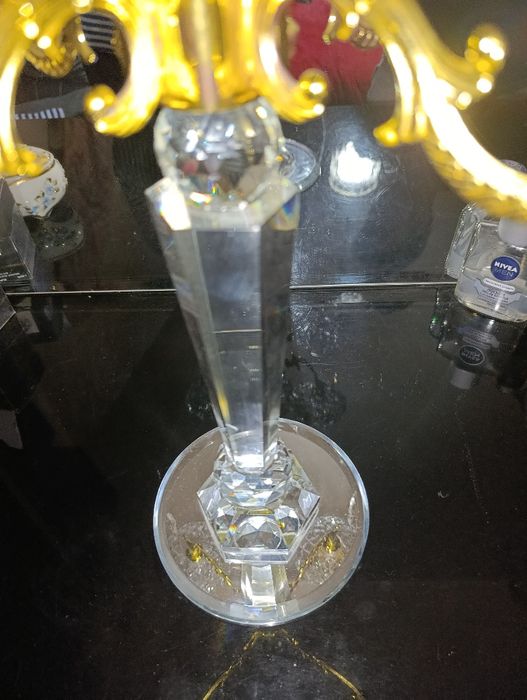 Изящный хрустальный канделябр на пять свечей.