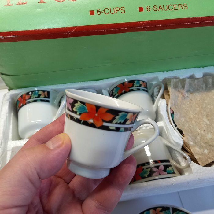 Set de cafea, 6 cescute cu farfurioare din portelan alb (40 - 35 lei)