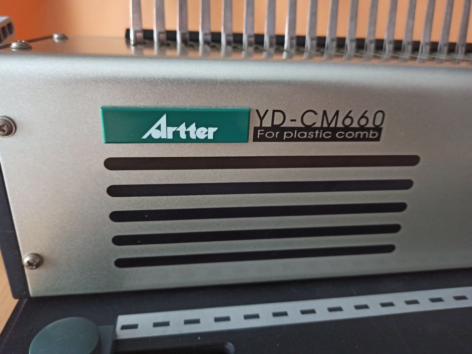 Aparat profesional ARTTER de perforat & indosariat cu șină din plastic