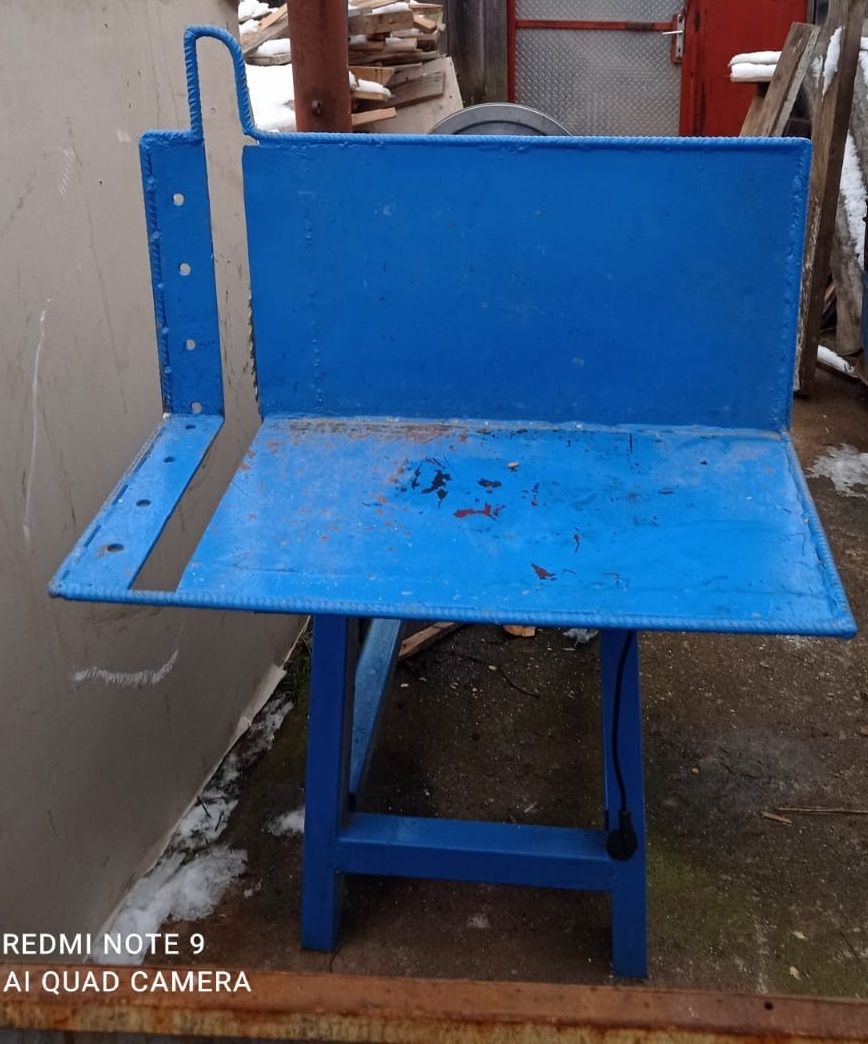 Masă circular cu con de crăpat lemne