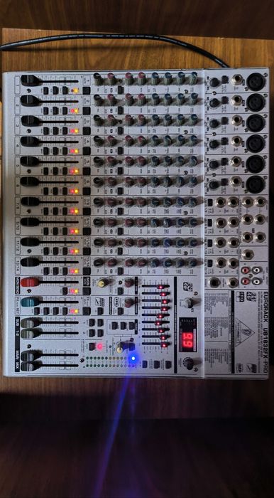 Микшерный пульт Behringer Eurorack UB1832FX-PRO