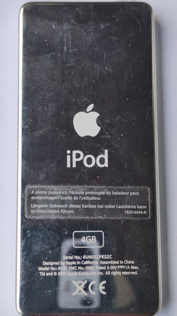 IPod 2006  4GB запазен с кабел и калъф