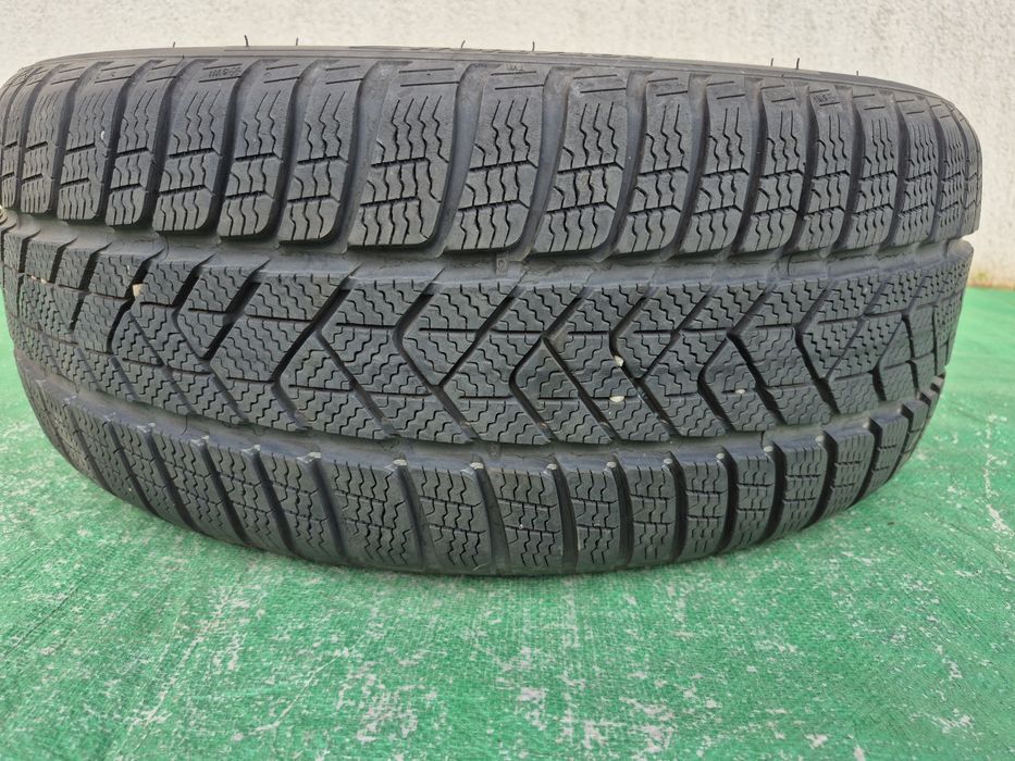 Vând 1 Anvelopa Pirelli IARNĂ DIMENSIUNEA 225/40/R19,94H,m+s,Dot 4818