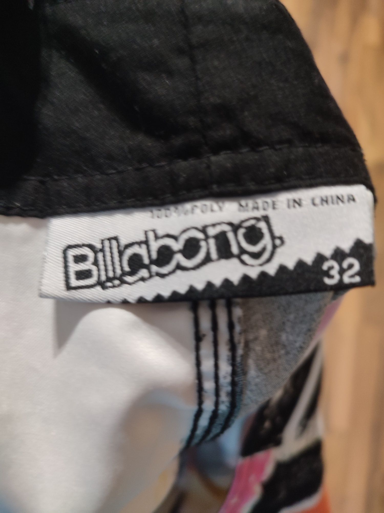 Vând pantaloni de baie billabong măsură 32..L...noi