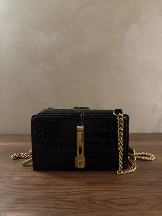 Чанта Guess от кожа и златни детайли