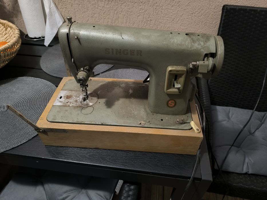 Mașină de cusut Singer – motor funcțional, ac blocat –

Vând m