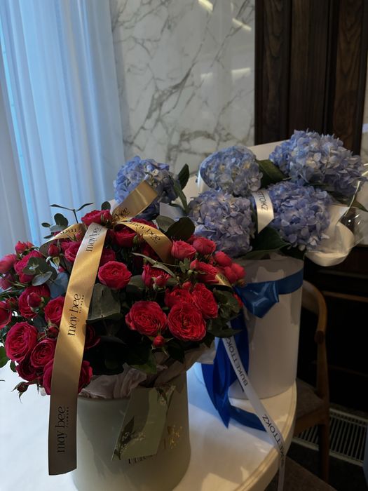 Букет цветов кустовых роз и гортензии