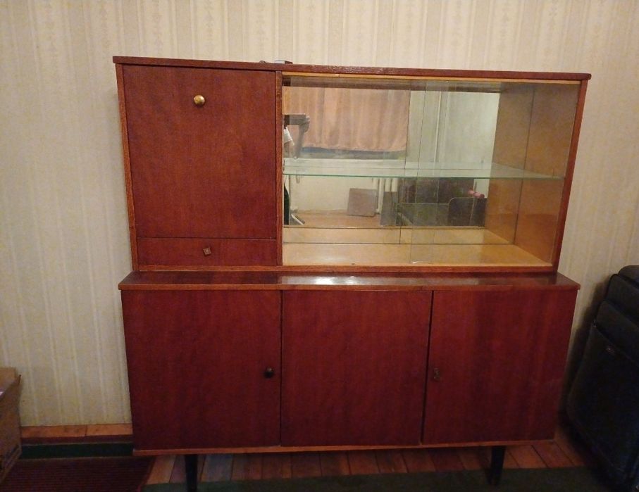 Винтажный сервант в советском стиле