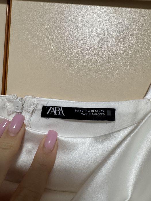 Бяла сатенена рокля Zara