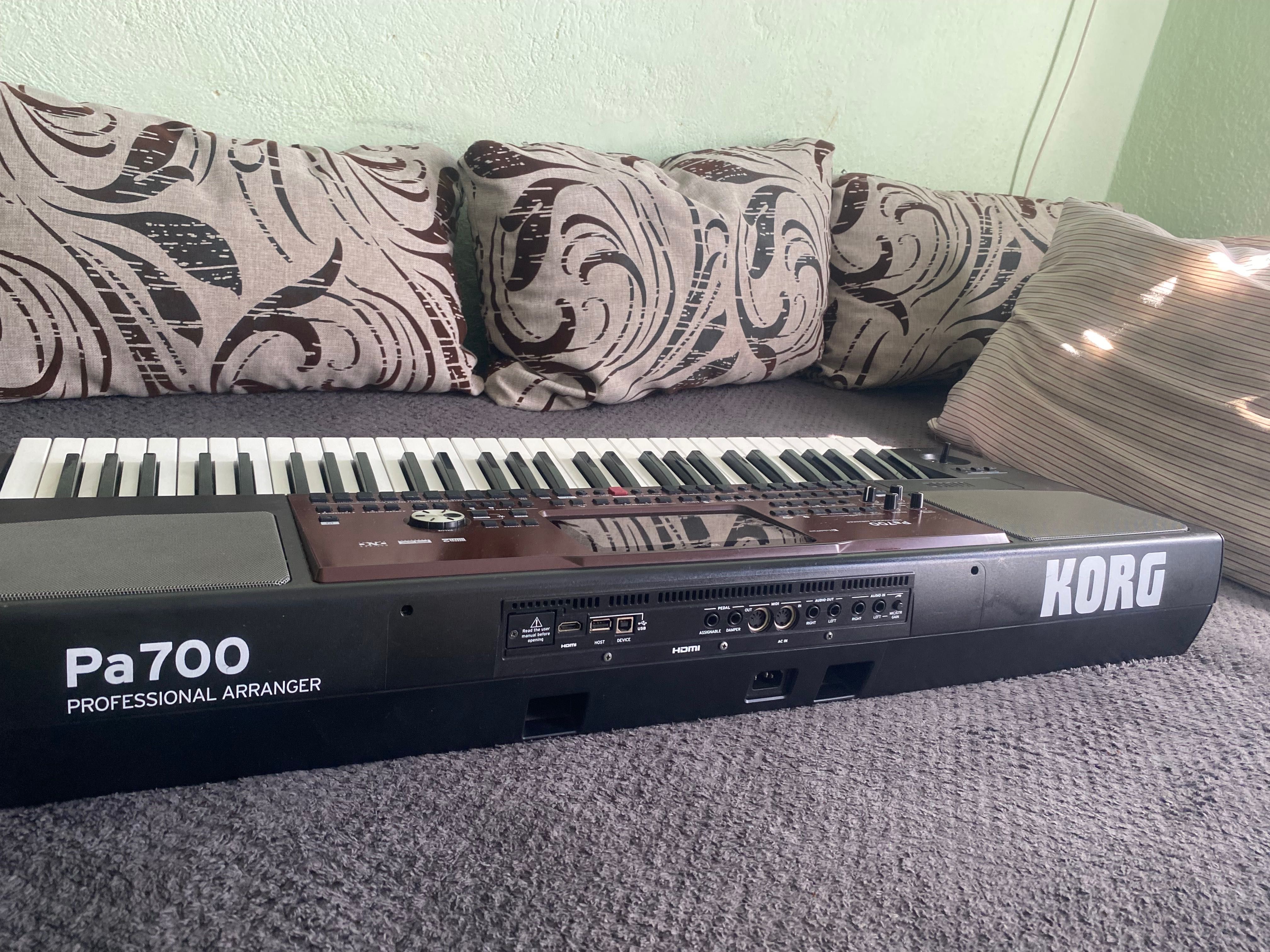 Korg pa 700  Във Отлично Състояние