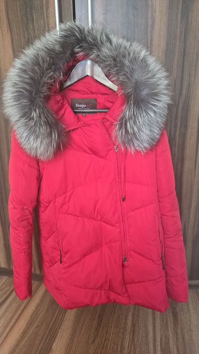 Дамско червено яке.С естествен пух.