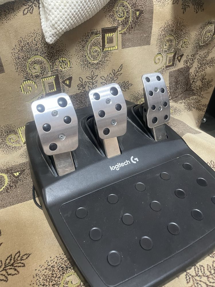 Продаю игровой руль Logitech G29 — почти новый!