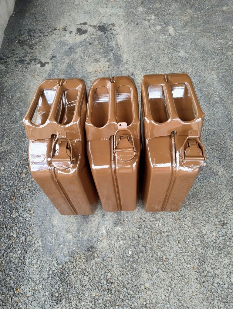 Продавам железни туби 20L