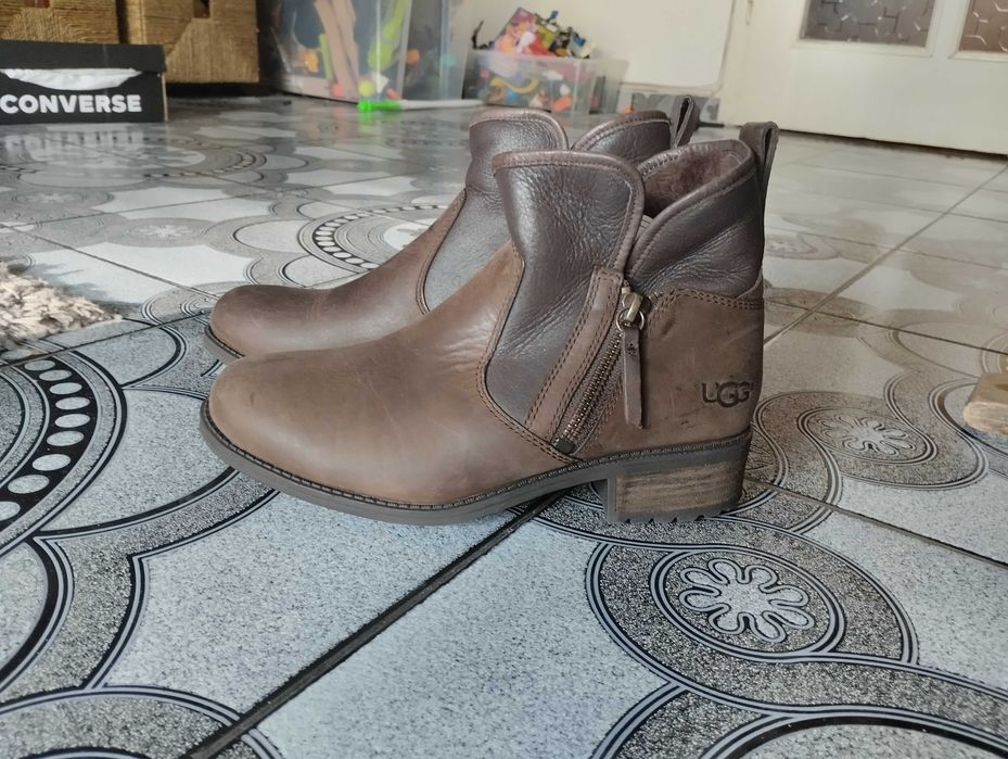 UGG ботуши естествена кожа и вълна. Номер 37